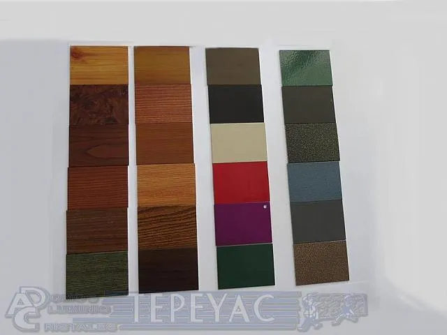 Muestras de acabados de aluminio en madera y colores