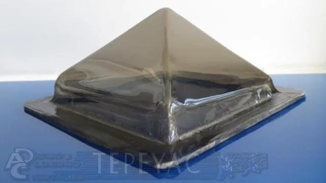 Domo piramidal de acrílico de alto impacto